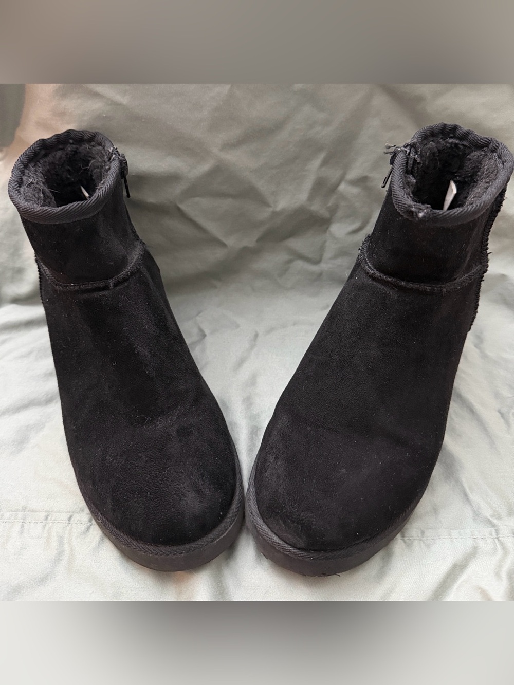 CUSHIONAIRE Women's Kayla hidden wedge boot +Memory Foam Black size 71/2